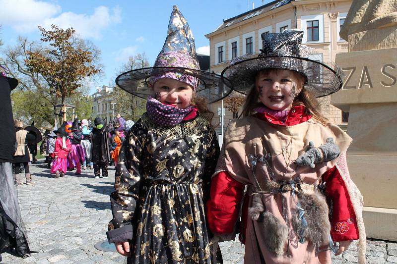 Čarodějnice z MŠ a jesle Pohádka přišly na Komenského náměstí v Mladé Boleslavi