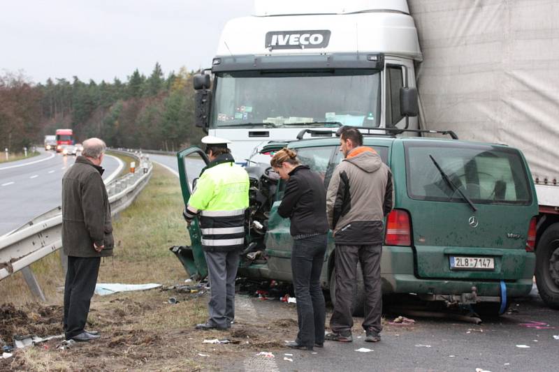 Ranní nehoda na silnici R10 stála život řidiče dodávky.