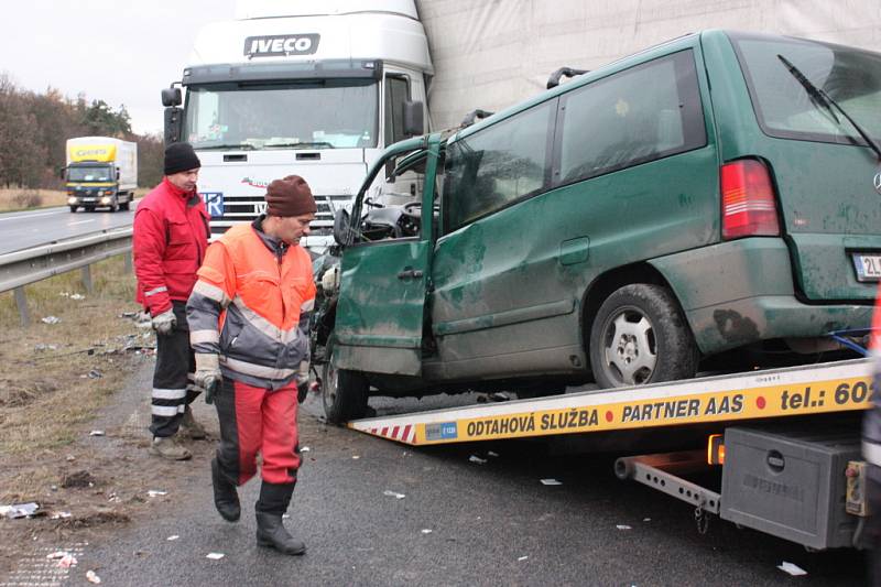 Ranní nehoda na silnici R10 stála život řidiče dodávky.