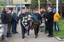 Připomenutí 34. výročí listopadové sametové revoluce setkáním u pomníku obětem komunismu na náměstí Republiky v Mladé Boleslavi.