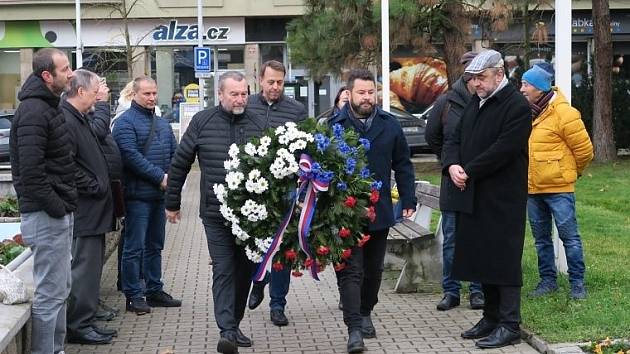 Připomenutí 34. výročí listopadové sametové revoluce setkáním u pomníku obětem komunismu na náměstí Republiky v Mladé Boleslavi.