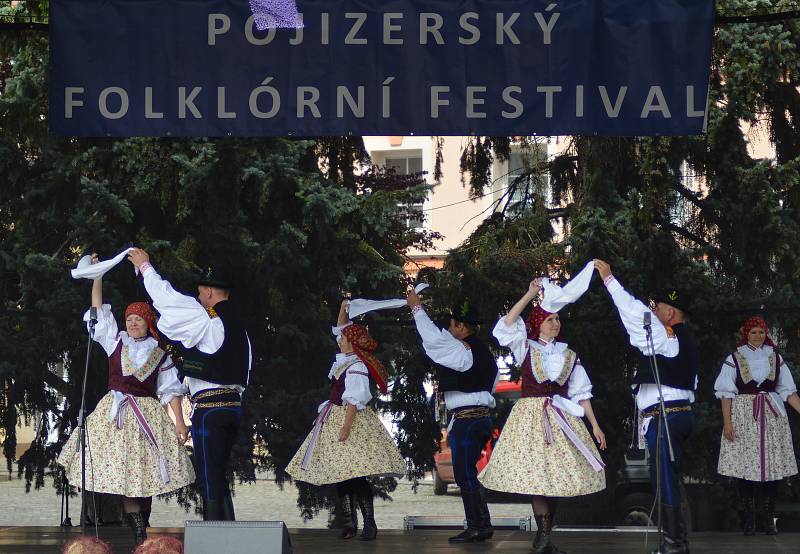 Bakov nad Jizerou patřil v sobotu folkloru. Již po sedmé se tu totiž konal Pojizerský folklorní festival, který opět přilákal tisíce návštěvníků.