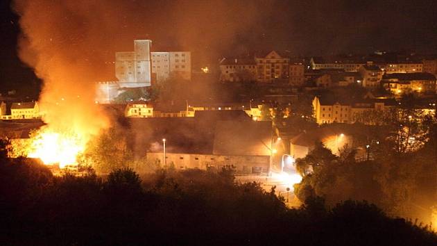 Noční požár v Pražské ulici vypadal dramaticky.