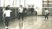 Počátky benáteckého badmintonu ve staré hale.