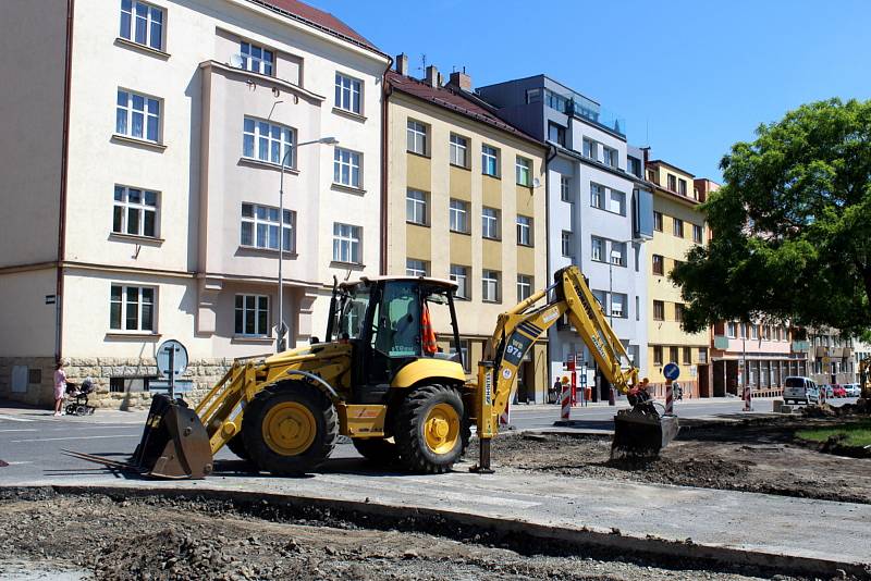 Další část páteřní cyklostezky, která protíná město ve směru od nákupního centra Olympia až na Českobratrské náměstí, vyrůstá na náměstí Republiky.