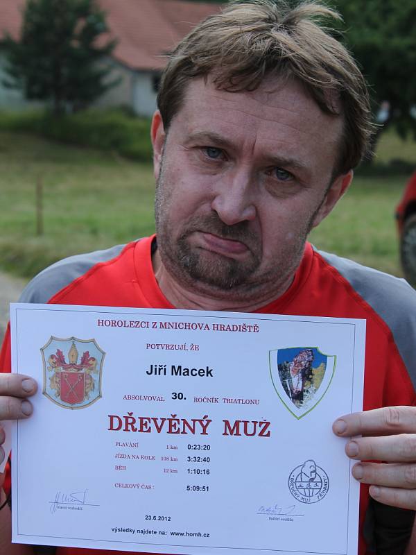 Jiří Macek v cíli 30. ročníku triatlonu Dřevěný muž.