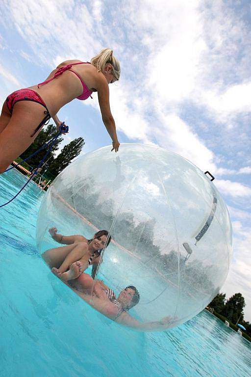 Moravské Budějovice disponují areálem plným zeleně a sportovního vyžití s 50ti metrovým bazénem, malým bazénem se 47metrovým tobogánem a rozlehlým brouzdalištěm.