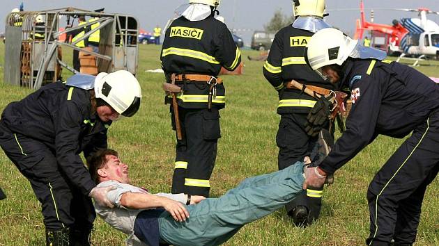 Třebíčský deník | Cvičení záchrany pasažerů spadlého letadla | fotogalerie
