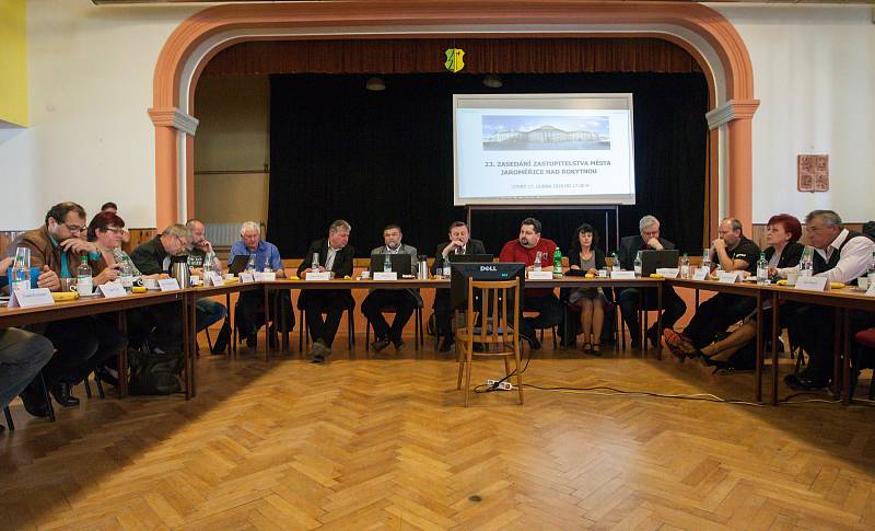 Veřejné zasedání zastupitelů města Jaroměřice nad Rokytnou o vyhlášení referenda kvůli možnému vybudování úložiště jaderného odpadu.