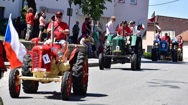 Traktoriáda v Přibyslavicích. K vidění byly pouze traktory značky Zetor.