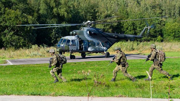 Výsadek vojáků vrtulníkem Mi-171.