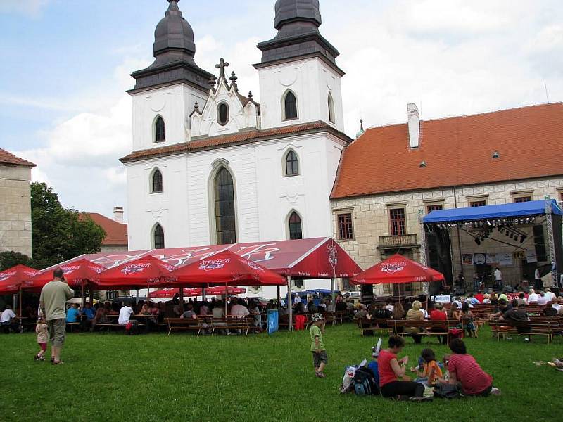 Návštěvníci se dočkali nejen skvělé muziky, ale i atrakcí v podobě indiánského tee – pee, rýžování zlata, výuky indiánských tanců či střelby z luku a spousty dalších atrakcí.