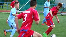 Starší dorostenci HFK Třebíč (v červeném) v posledním domácím zápase sezony porazili Boskovice. Vítězně se s vlastním publikem rozloučili i jejich mladší kolegové.