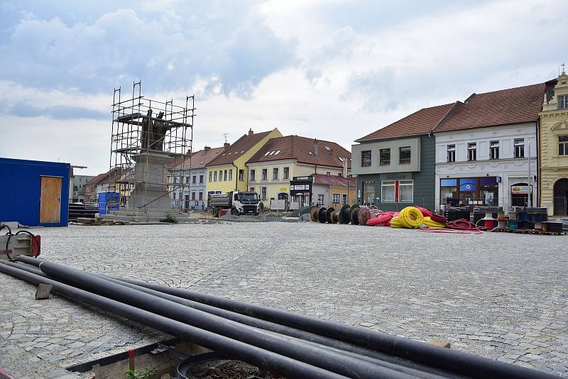 Revitalizace Karlova náměstí v Třebíči se přesunula na spodní stranu, na horní straně mezitím dláždí chodníky a cesty