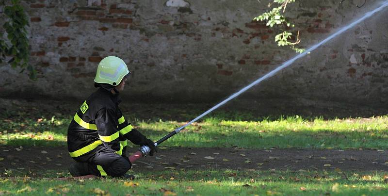 Námětem cvičení hasičů z náměšťského okrsku byla dálková doprava vody k zámku.