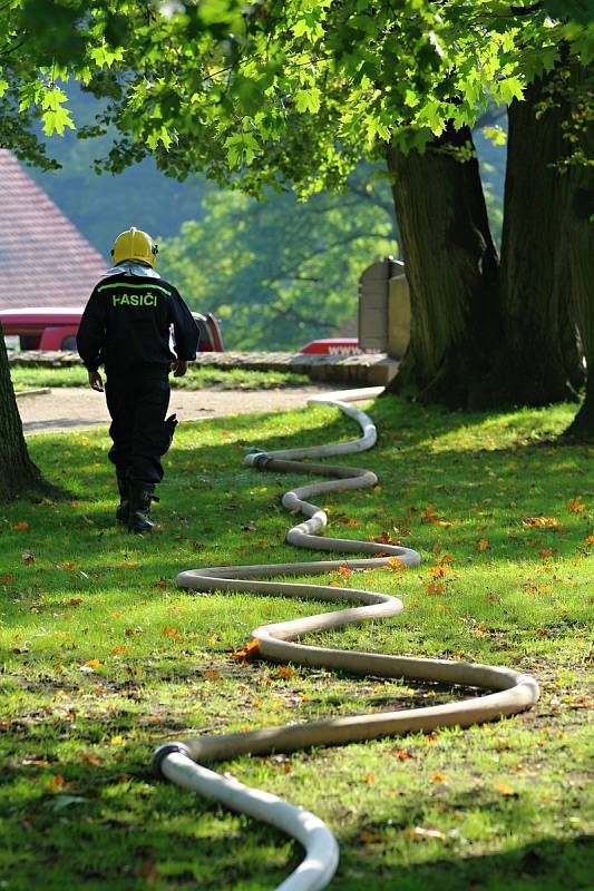 Námětem cvičení hasičů z náměšťského okrsku byla dálková doprava vody k zámku.