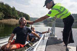 Policejní hlídka na Dalešické přehradě.