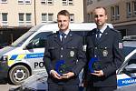 Policisté z Náměště nad Oslavou Vojtěch Strouha a Lukáš Babčan si za záchranu sebevraha převzali ocenění od policejního ředitele.