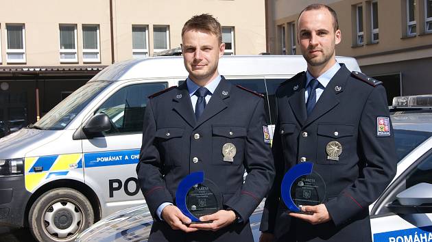 Policisté z Náměště nad Oslavou Vojtěch Strouha a Lukáš Babčan si za záchranu sebevraha převzali ocenění od policejního ředitele.