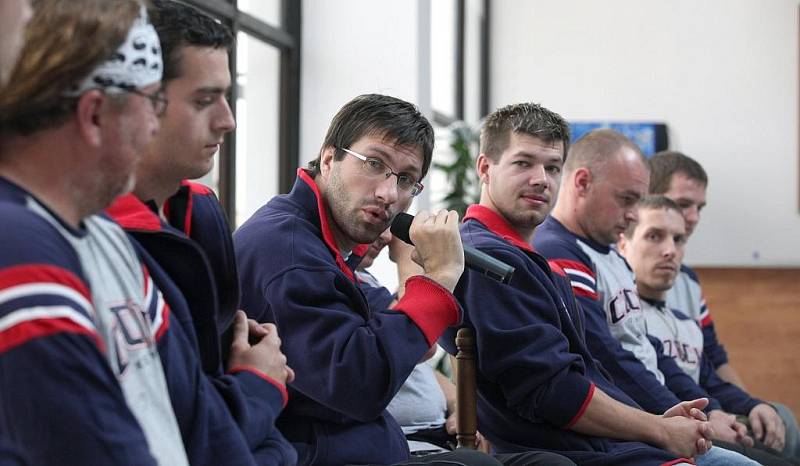 O tom, že se bez pohyblivých nohou může hrát i hokej, a to na vrcholové úrovni, přijeli školákům i veřejnosti ukázat členové národní reprezentace ve sledge hokeji.