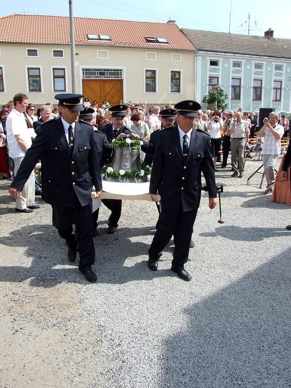 Ceremonie při svěcení nového zvonu