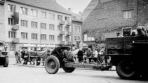 Tanky v třebíčských ulicích, jak je v prvních dnech srpnové okupace zachytil fotograf Vladimír Brauner.