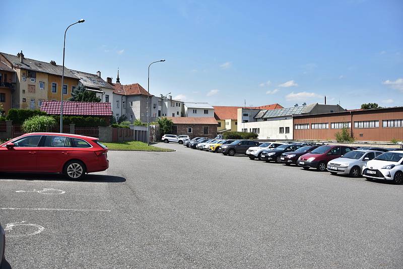 Kamerový systém začne hlídat řidiče na parkovišti na ulici Kateřiny z Valdštejna (za zimním stadionem). Postupně se rozšíří na všechny parkoviště v centru města.