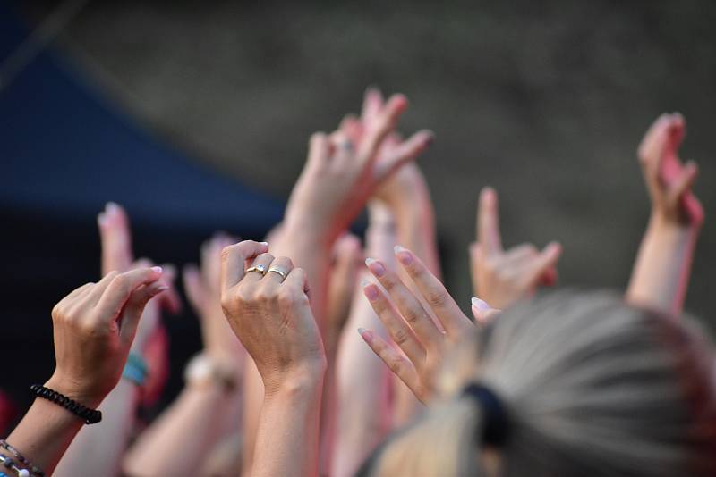 Zpěvák Michal Hrůza a kapela Hrůzy na Podzámecké nivě v Třebíči během festivalu Energie pro kulturu.