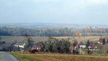 Lesní Jakubov leží v malém údolíčku. Potok, který jím protéká, se nedaleko odsud vlévá do říčky Chvojnice.