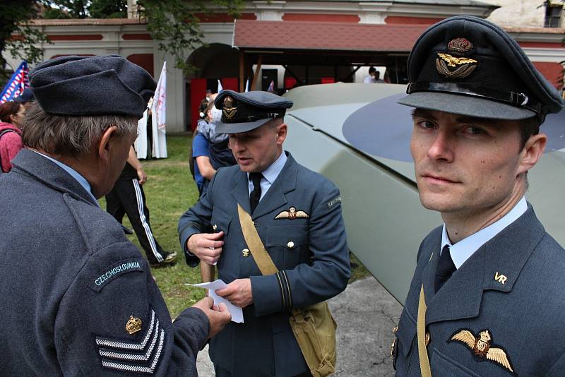 Muzeum československých letců v RAF a expozice starých motocyklů na zámku v Polici u Jemnice.