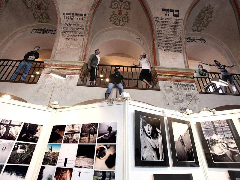 První klubová výstava Třebíčského fotografického klubu bude probíhat do konce října v prostorách Zadní synagogy v Třebíči. Své snímky na ní představí všech třináct členů.