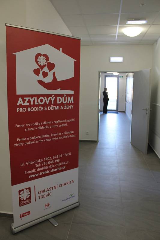 V Třebíči se uskutečnilo slavnostní otevření nového azylového domu ve Vltavínské ulici.