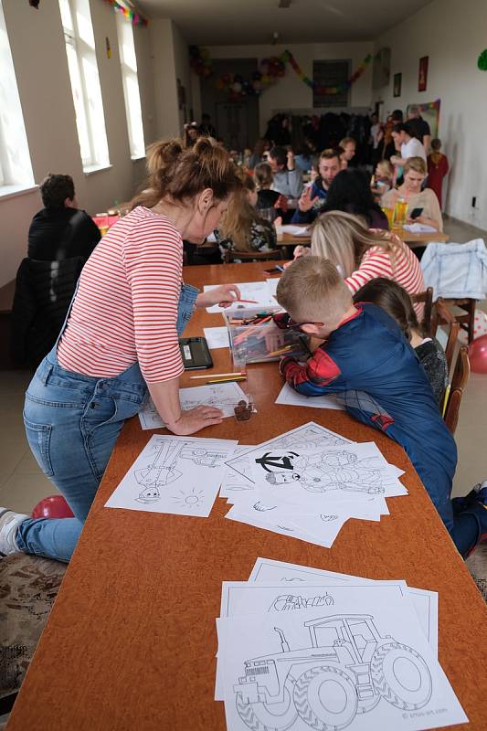 Děti se bavily soutěžemi, kvízy a tanečky v režii dobrovolných hasičů v Ohrazenici.