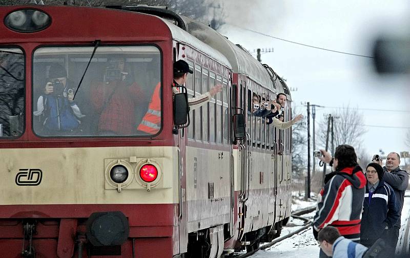 Takto se jemničtí loučili 31. prosince 2010 s posledním vlakem pravidelné osobní přepravy objednané Krajem Vysočina.