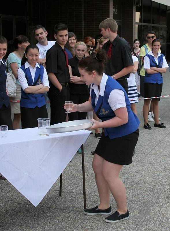 V rámci přehlídky Obchodní akademie a Hotelové školy Třebíč proběhl také Melounový šampionát, při kterém studenti soutěžili o co nejlepší vyřezaný meloun. Kromě toho se na Junior show představily třeba i kadeřnice a barmanky.