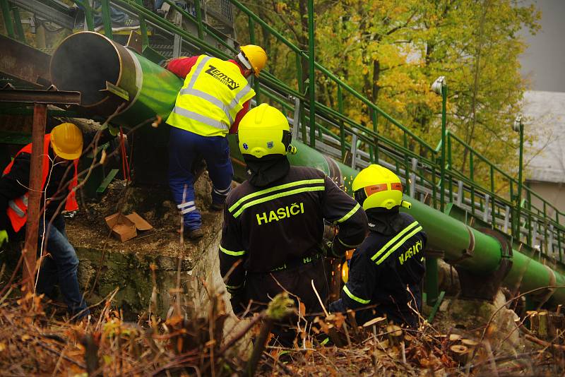 Vrtulník odnášel trubky na nedaleké pole, odkud nabíral nové. Šlo o dokonalou souhru bez zbytečných prostojů.