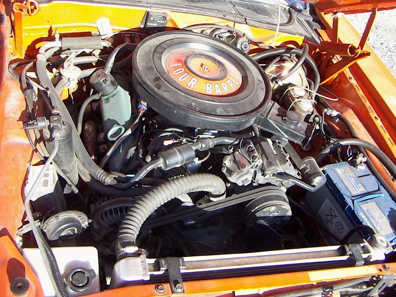 Oranžový Dodge Challenger 1970 jezdí v ulicích Třebíče. Zvuk jeho motoru zvukem nikdo nepřeslechne.