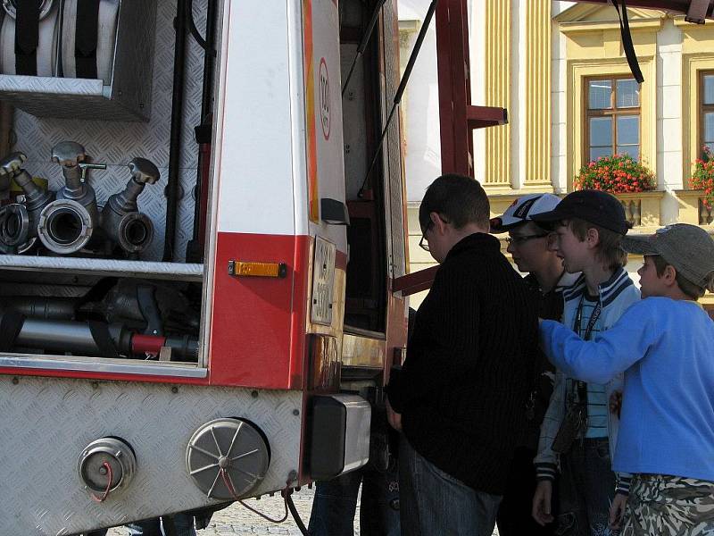 Nácvik dopravní nehody byl bezesporu největším tahákem středečního programu na Karlově náměstí, kde probíhala akce Den bez aut. 