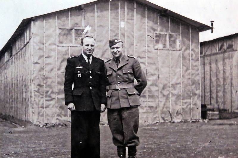 Leonhard Smrček (vlevo) v Británii coby voják RAF.  Foto: archiv Zdeňka Smrčka