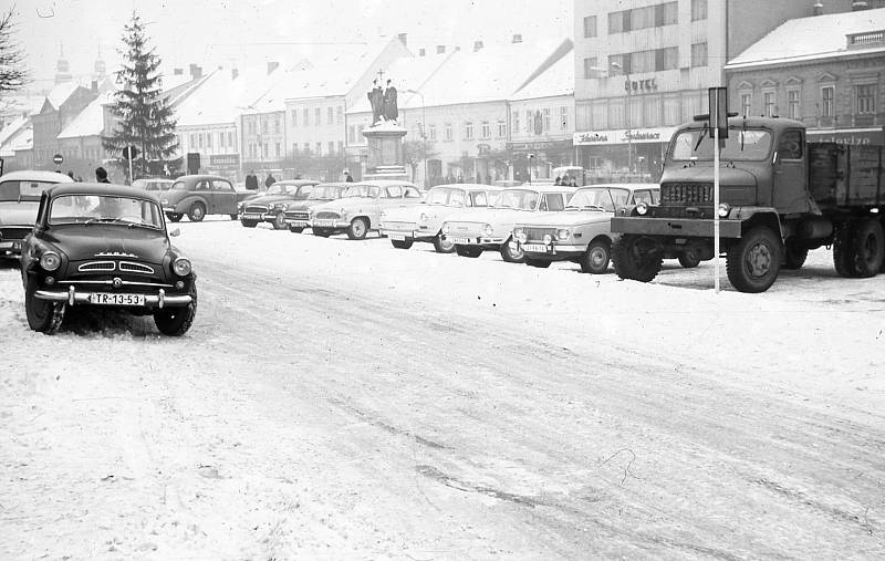 Vánoční čas na Karlově náměstí v Třebíči v roce 1969.