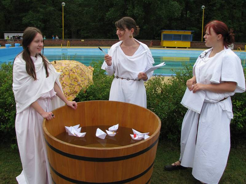 Do Starověkého Řecka zavítali letos studenti účastnící se devátého ročníku Dějepravného soutěžení v Třebíči, který se konal v pondělí v prostorách letního koupaliště Polanka.