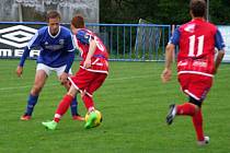 Cenná výhra. Fotbalisté Třeště (v modrých dresech) dokázali porazit B-tým Třebíče 3:2.