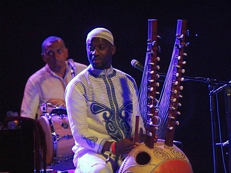 Klavírista Omar Sosa, zpívající hráč na koru Seckou Keita ze Senegalu a venezuelský perkusista Gustavo Ovalles byli ozdobou pondělního koncertu Folkových prázdnin v Náměšti nad Oslavou.