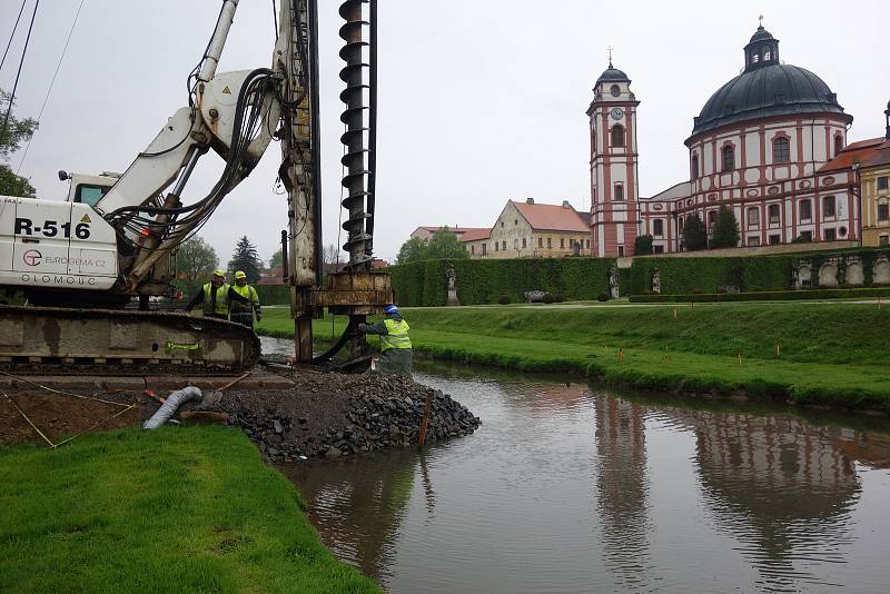 Vrtná souprava ve středu 30. dubna 2019 navrtala a rovnou vybetonovala piloty, nutné pro stavbu nového mostu přes Rokytnou v zámeckém areálu v Jaroměřicích.