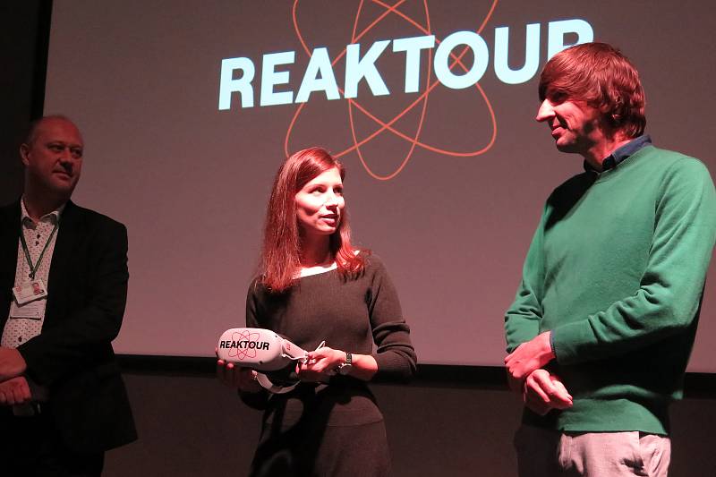 Ředitel JE Dukovany Roman Havlín, vedoucí infocenter Skupiny ČEZ Kateřina Bartůšková, která za projektem Reaktour stojí, a Robin Pultera, jehož tým celou virtuální realitu připravil.