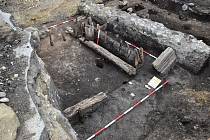 Na náměstí archeologové odkryli pozůstatky trhové osady, která pochází ze 12. století.