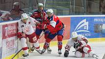 Třebíčští hokejisté (v červenomodrých dresech) na svém ledě podlehli Slavii 2:4 a do čtvrtfinále play-off Chance ligy se nepodívají. Sezona jim končí!