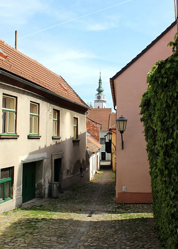 Turisté v židovské čtvrti v Třebíči.