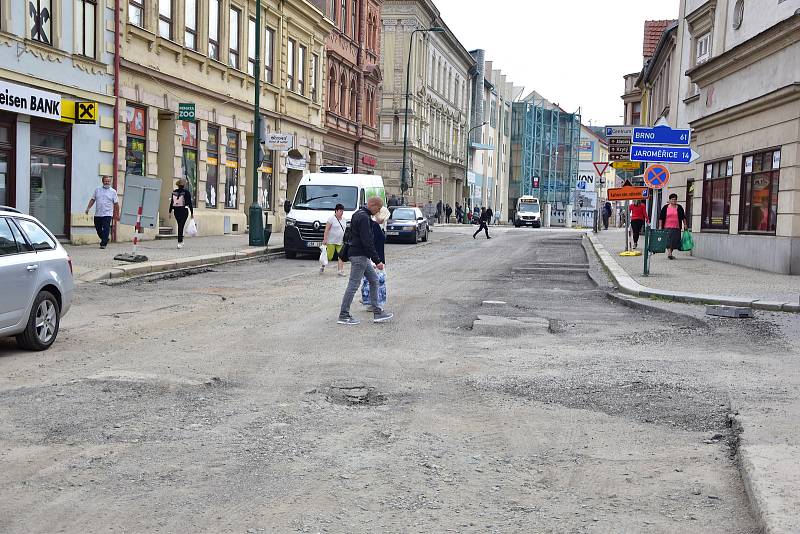 Revitalizace Karlova náměstí v Třebíči se přesunula na spodní stranu, na horní straně mezitím dláždí chodníky a cesty