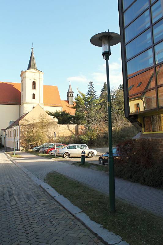 Proluka v Otmarově ulici, kde měl stát parkovací dům.